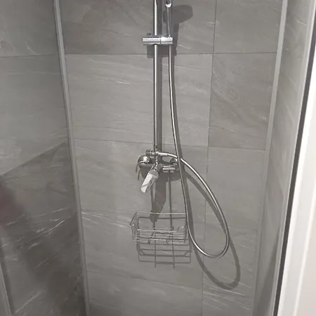 Lumineux Avec Cour Et Jardin Proche Gare Et Commerce. *