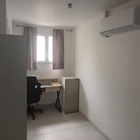 Lumineux Avec Cour Et Jardin Proche Gare Et Commerce. * Saintes