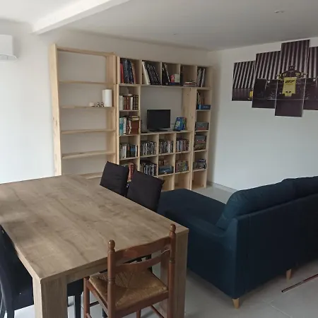 Apartment Lumineux Avec Cour Et Jardin Proche Gare Et Commerce. *