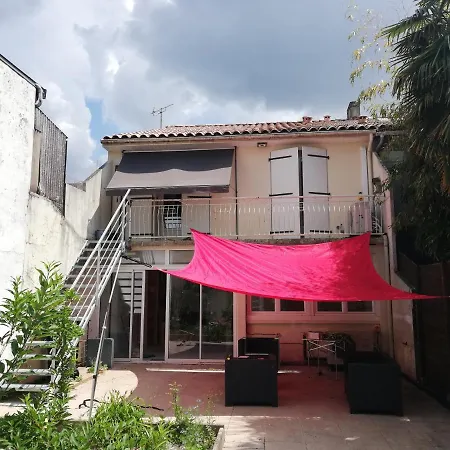 Lumineux Avec Cour Et Jardin Proche Gare Et Commerce. Apartment Saintes